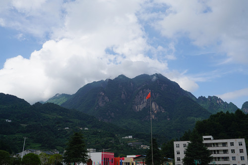 图片一 背山面水的校园风景.JPG